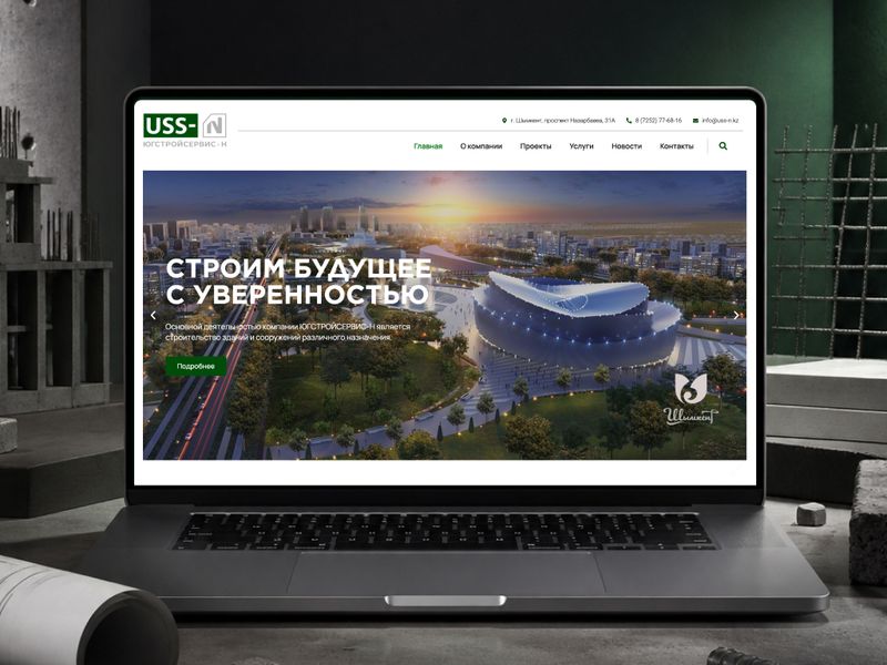 Сайт Югстройсервис-Н на экране ноутбука